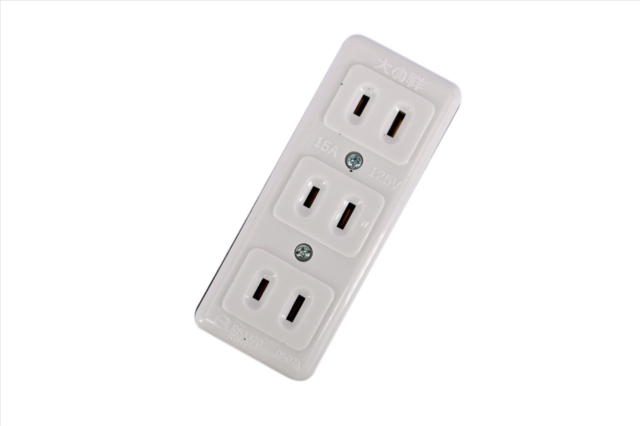 97-293 參連電木插座 15A