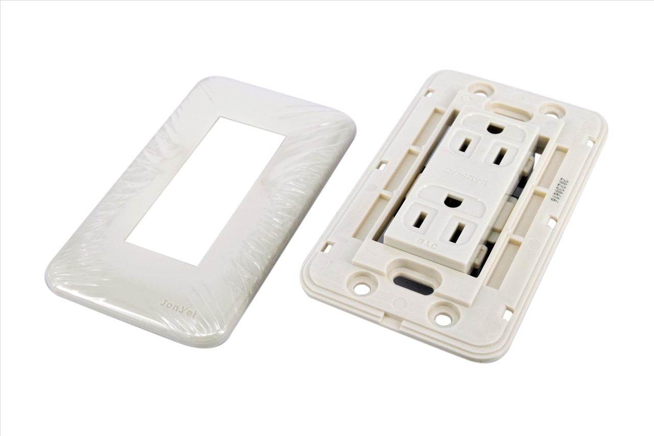 97-072 聯蓋式附接地電腦插座 15A / 125V
